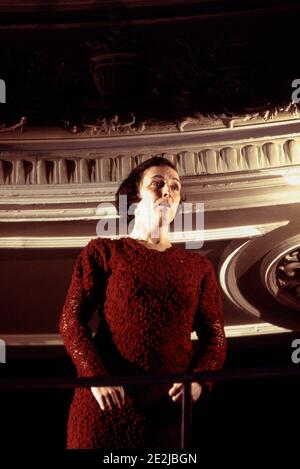 Fiona Shaw (May) dans FOOTFALLS par Samuel Beckett au Garrick Theatre, Londres WC2 15/03/1994 conception: Hildegard Bechtler éclairage: Jean Kalman directeur: Deborah Warner Banque D'Images