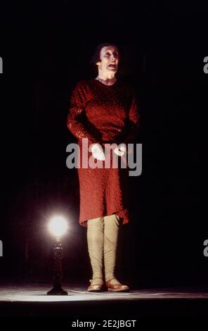 Fiona Shaw (May) dans FOOTFALLS par Samuel Beckett au Garrick Theatre, Londres WC2 15/03/1994 conception: Hildegard Bechtler éclairage: Jean Kalman directeur: Deborah Warner Banque D'Images