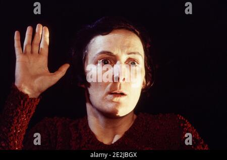 Fiona Shaw (May) dans FOOTFALLS par Samuel Beckett au Garrick Theatre, Londres WC2 15/03/1994 conception: Hildegard Bechtler éclairage: Jean Kalman directeur: Deborah Warner Banque D'Images