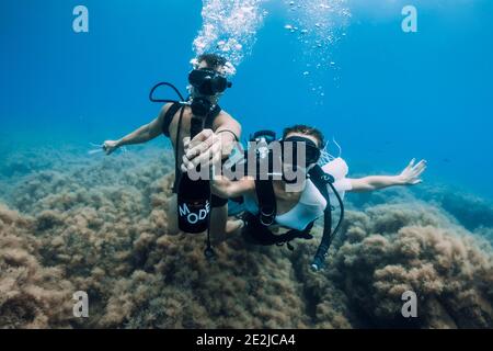 20 août 2020. Anapa, Russie. Deux plongeurs glissent sous l'eau dans une mer bleue transparente. Plongée sous-marine dans l'océan Banque D'Images