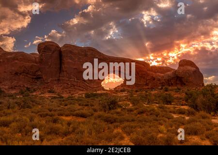 North Window Arch au lever du soleil dans le parc national d'Arches, Utah, États-Unis Banque D'Images