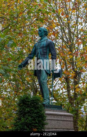 La statue en bronze de Henry Fawcett est située sur la place du marché face à Blue Boar Row Street, Salisbury, Wiltshire, Royaume-Uni. Banque D'Images