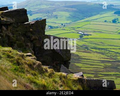 Rochers à flanc de colline à Shining Tor dans la vallée de Goyt Sur la frontière du Derbyshire et du Cheshire dans le Peak District Parc national Angleterre Royaume-Uni Banque D'Images