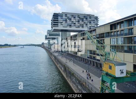 Cologne, Allemagne, Rhin vieux port avec nouvelle architecture de grues Banque D'Images