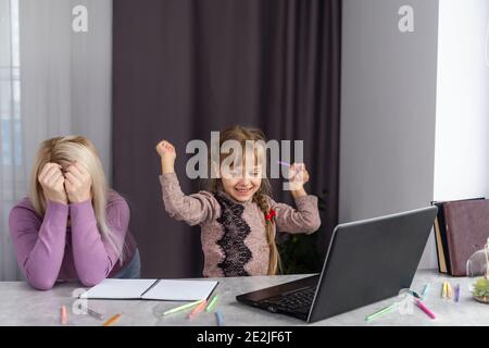 Les consoles d'une mère à son jeune fille quand elle se laisser décourager d'essayer de faire ses devoirs. Banque D'Images