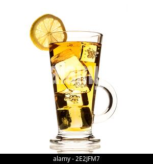 Verre de thé glacé avec tranche de citron Banque D'Images