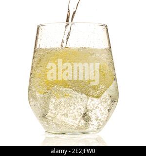 Le gin et le tonique sont versés dans le verre Banque D'Images