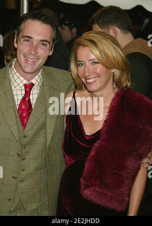 Emma Thompson et son mari Greg Wise arrivent à la première mondiale de « Love effectivement » au théâtre Ziegfeld à New York le 6 novembre 2003. Crédit photo : Henry McGee/MediaPunch Banque D'Images