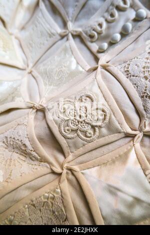1980 Antique Cathedral Window Pattern Handmade Wedding Quilt, États-Unis Banque D'Images