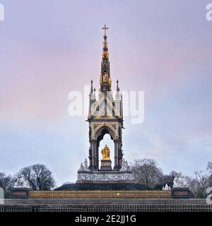 Albert Memorial avec le statut de prince d'or (ouvert en 1872) à Kensington, Londres, ciel clair d'hiver froid l'après-midi en arrière-plan Banque D'Images