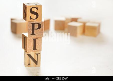 Quatre cubes en bois disposés en pile avec le mot SPIN (signifiant solution problème implication besoin) sur eux, espace pour le texte / l'image dans le coin inférieur droit Banque D'Images