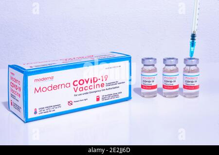 Calgary, Alberta, Canada. 12 janvier 2021. Une boîte de flacons Moderna contenant des flacons de vaccin avec seringues injectables de vaccins covid-19. Banque D'Images