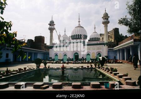 Amritsar Inde hommes priant à l'extérieur de la mosquée Banque D'Images