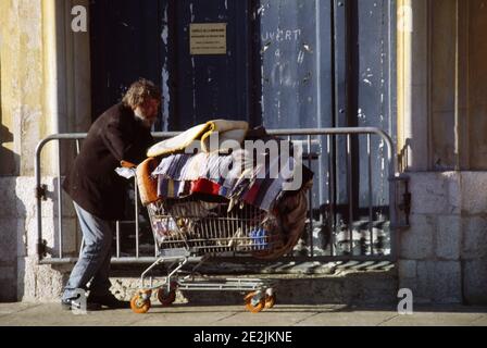 Nice France sans-abri Homme poussant UN chariot avec ses effets personnels Banque D'Images