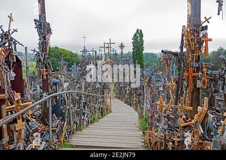 Colline des croix, lieu de pèlerinage catholique près de la ville de Siauliai, dans le nord de la Lituanie Banque D'Images