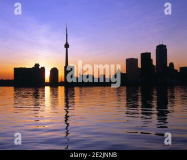 Canada. Ontario. Toronto. Horizon de la ville avec tour CN au coucher du soleil. Banque D'Images