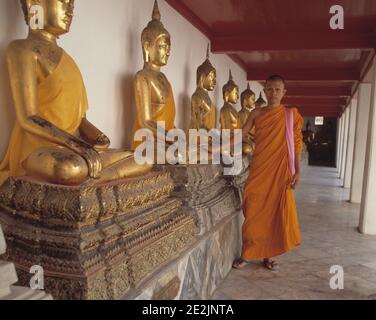 Thaïlande. Bangkok. Moine bouddhiste au Temple du Bouddha d'or. Banque D'Images