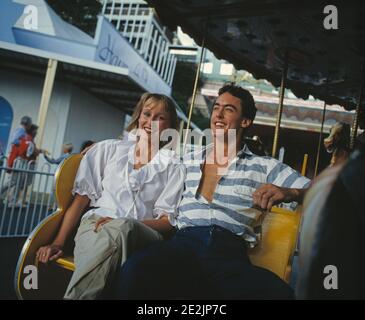 Australie. Sydney. Luna Park. Jeune couple à Funfair. Banque D'Images