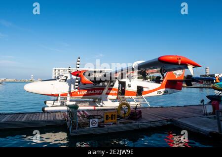 Homme, Maldives, 20.11.2020. L'hydravion TRANS Maldivian Airways Twin Otter série 400 est amarré au terminal d'hydravion. Banque D'Images