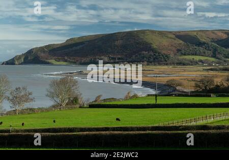 Porlock Bay de Porlock Weir, en face de Bossington Hill et de Hurlestone point, Exmoor, Somerset. Banque D'Images