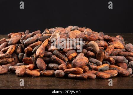 Fèves de cacao aromatiques crues empilées. Banque D'Images