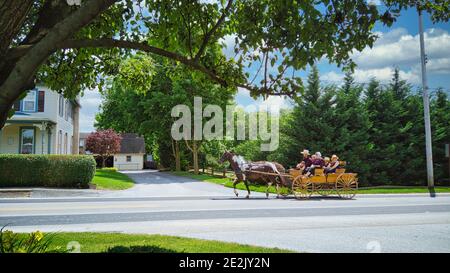 Gordonville, Pennsylvanie, le 2020 juin - UNE grande famille Amish à cheval ouvert et Buggy sur une route de campagne, le jour de l'été Banque D'Images