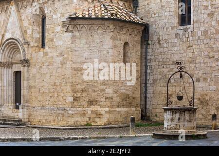 Ancien puits la Collégiale de San Quirico d'Orcia à San Quirico d'Orcia, Val d'Orcia, Toscane, Italie en mai Banque D'Images