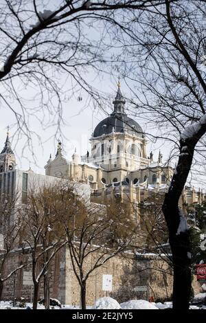 Chute de neige historique à Madrid, capitale de l'Espagne en janvier 2021. Cathédrale d'Almudena le dimanche 10 janvier Banque D'Images