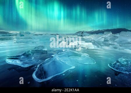 Aurora borealis lumière du nord et icebergs dans le lagon glaciaire de Jokulsarlon. Parc national de Vatnajokull, sud-est de l'Islande, Europe. Photographie de paysage Banque D'Images