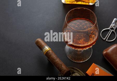 Athènes Grèce, 30 décembre 2020. Cohiba Cigar, le robusto cubain de qualité supérieure et l'alcool brandy ou whisky sur table noire, espace de copie. Fumeurs et d Banque D'Images