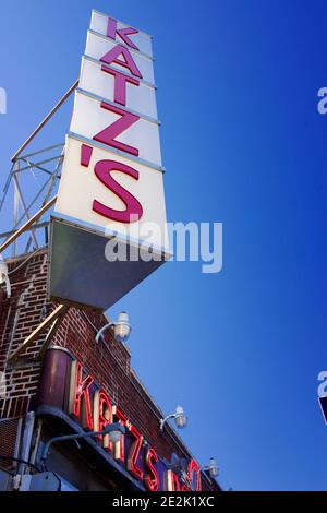 Katz's Deli, célèbre dans le monde entier, situé dans la partie inférieure est de Manhattan, New York, États-Unis Banque D'Images