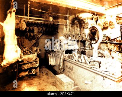 Une photo ancienne de l'intérieur d'un boucherie traditionnel à Whitby, dans le North Yorkshire, en Angleterre. La viande coupée et les carcasses sont exposées en plein air, comme c'était la pratique générale. Une vieille balance à viande est visible sur le comptoir. Banque D'Images