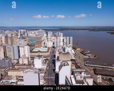 Vue aérienne par drone de la rivière Guaiba, du port, des bâtiments, du marché, des rues et des gratte-ciel de la ville de Porto Alegre, État de Rio Grande do Sul, Brésil. Concept de l'ourba Banque D'Images