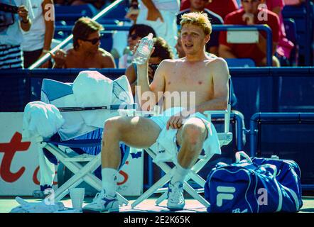 Boris Becker (GER) lors d'un changement aux Championnats américains de tennis Open 1989. Banque D'Images