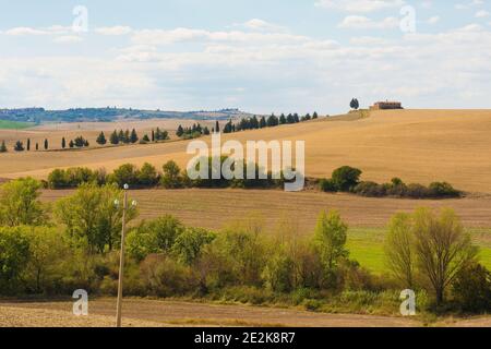 Le paysage de la fin de l'été autour de Montalcino dans la province de Sienne, Toscane, Italie Banque D'Images