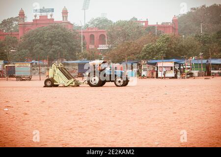 Chennai, Tamil Nadu, Inde - janvier 13 2021: Vue d'ensemble des machines utilisées pour nettoyer le sable de la plage des débris le long de la plage de Marina Banque D'Images