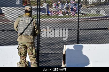 Washington, États-Unis. 14 janvier 2021. Le personnel militaire garde la montre près de l'escrime érigée pour sécuriser le Capitole des États-Unis le jeudi 14 janvier 2021, à Washington, DC photo de David Tulis/UPI crédit: UPI/Alay Live News Banque D'Images