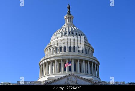 Washington, États-Unis. 14 janvier 2021. Le drapeau américain vole à la moitié du personnel au-dessus du capitole des États-Unis le jeudi 14 janvier 2021, à Washington, DC photo par David Tulis/UPI crédit: UPI/Alay Live News Banque D'Images