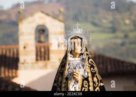 Villaviciosa Asturias, Espagne - 20 avril 2019 : procession de Pâques, Vierge de la Solitude. Un gros plan de la Vierge de la Solitude. Banque D'Images