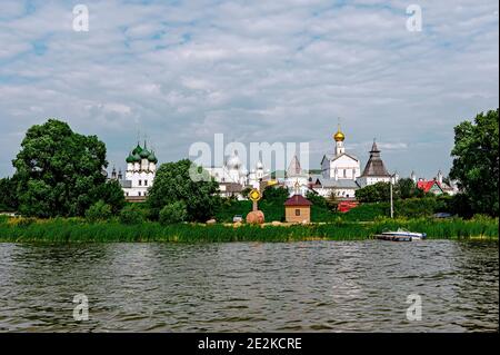 Rostov Kremlin, Russie, vue depuis le lac Nero. La beauté majestueuse des villes russes. Destination touristique du Golden Ring. Banque D'Images