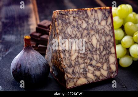 Collection de fromages, cheddar marbelé brun irlandais aromatisé à la bière brune Guinness de gros plan Banque D'Images