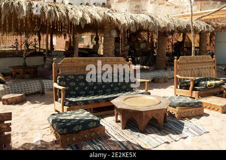 Café de rue exotique de style arabe avec canapé vintage, table et sièges au soleil lumineux en Egypte, personne Banque D'Images