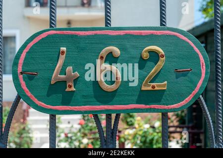 Abriter la plaque d'immatriculation 462 sur une grille métallique. Numéro de rue. Numéro d'adresse. Banque D'Images