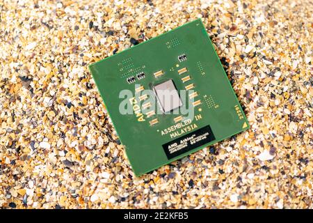 Timisoara, Roumanie - 18 octobre 2020 : gros plan d'un processeur AMD Athlon XP AXDA1700DUT3C, 1700 MHz, prise A avec du sable en arrière-plan. Banque D'Images
