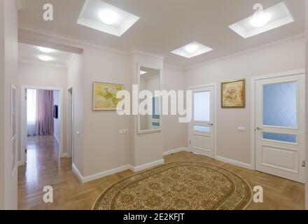 Epmty fond intérieur minimaliste, salle de l'appartement moderne avec des portes ouvertes et fermées, les lumières sur, personne, avec copie espace horizontal, Banque D'Images