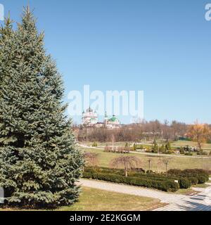 Fragment du parc de Feofaniya à Kiev. En arrière-plan, il y a une vue magnifique sur le monastère de Saint-Panteleimon. Banque D'Images