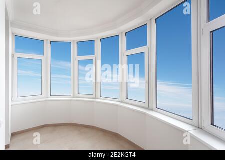 décor intérieur minimaliste, balcon d'appartement moderne avec fenêtres panoramiques, personne, avec espace copie, vertical Banque D'Images