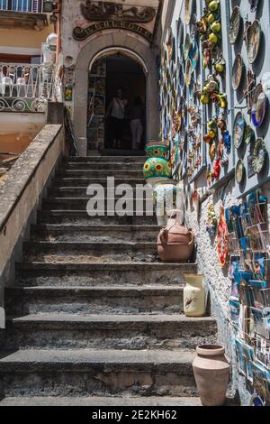 Un escalier menant à une boutique de souvenirs, avec un mur recouvert de céramique Banque D'Images