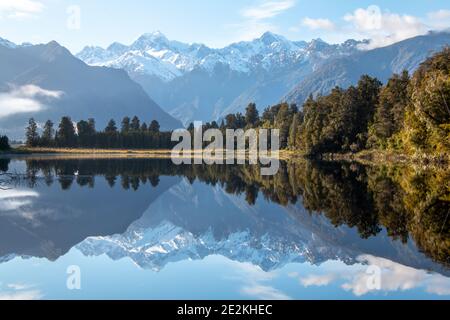 Le mont Tasman (Horokoau) et le mont Cook (Aoraki) se reflètent dans le lac Matheson près de Fox Glacier dans les Alpes du Sud de New Zélande Banque D'Images