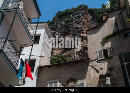 Vue sur les immeubles d'appartements contre une falaise à Amalfi Banque D'Images